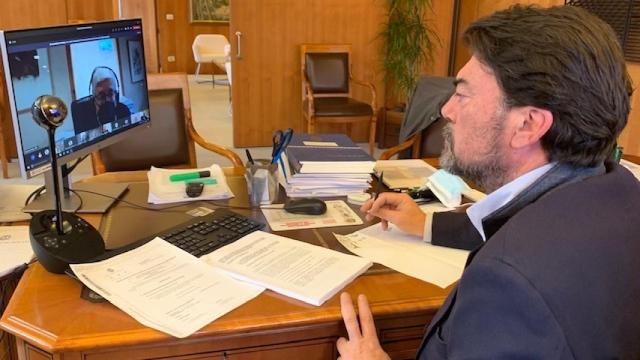 El alcalde de Alicante, Luis Barcala, en la comisión previa al pleno.