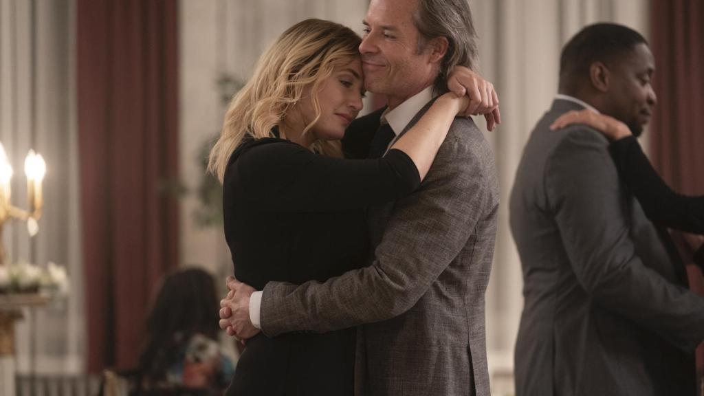 Kate Winslet y Guy Pearce en 'Mare of Easttown'.