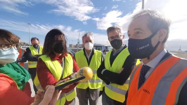 Arcadi España con el presidente de la Autoridad Portuaria de Alicante y el consejero delegado de Eiffage.