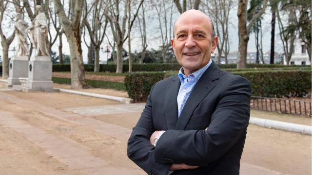 El periodista José Antonio Zarzalejos en la plaza de Oriente.