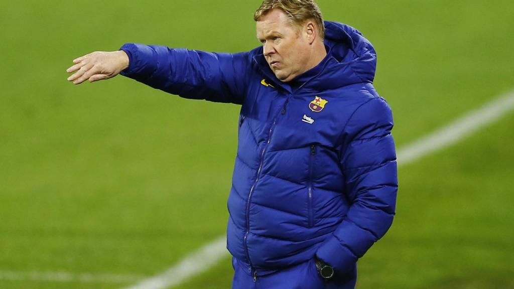 Ronald Koeman da órdenes a sus jugadores desde la banda