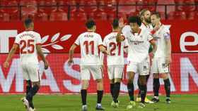 Los jugadores del Sevilla celebran con Rakitic un gol que él no festejó