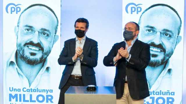 El presidente del PP, Pablo Casado, con su candidato en Cataluña, Alejandro Fernández.