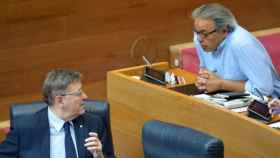 Ximo Puig y Manolo Mata en el parlamento valenciano. Inma Caballer / Corts Valencianes