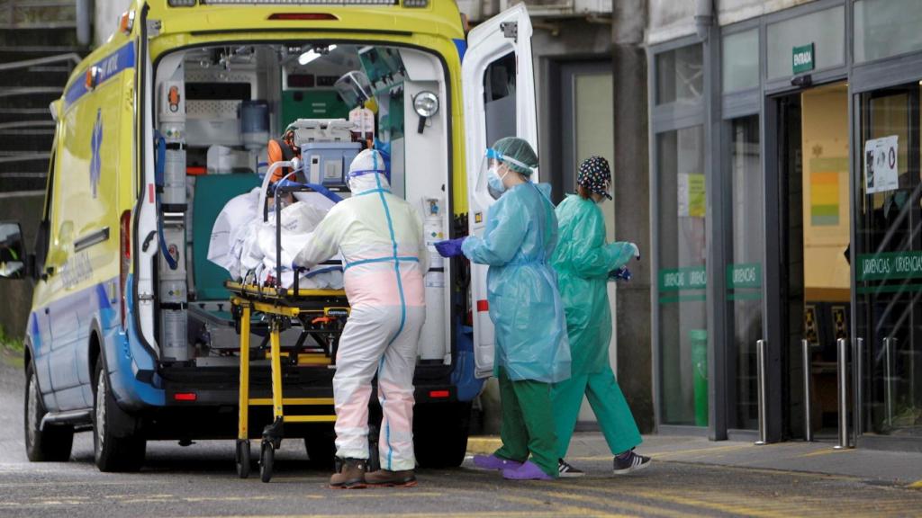 Un paciente ingresa por coronavirus en las urgencias del Hospital Montecelo de Pontevedra.