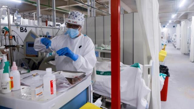 Un sanitario recoge muestras de un paciente Covid.