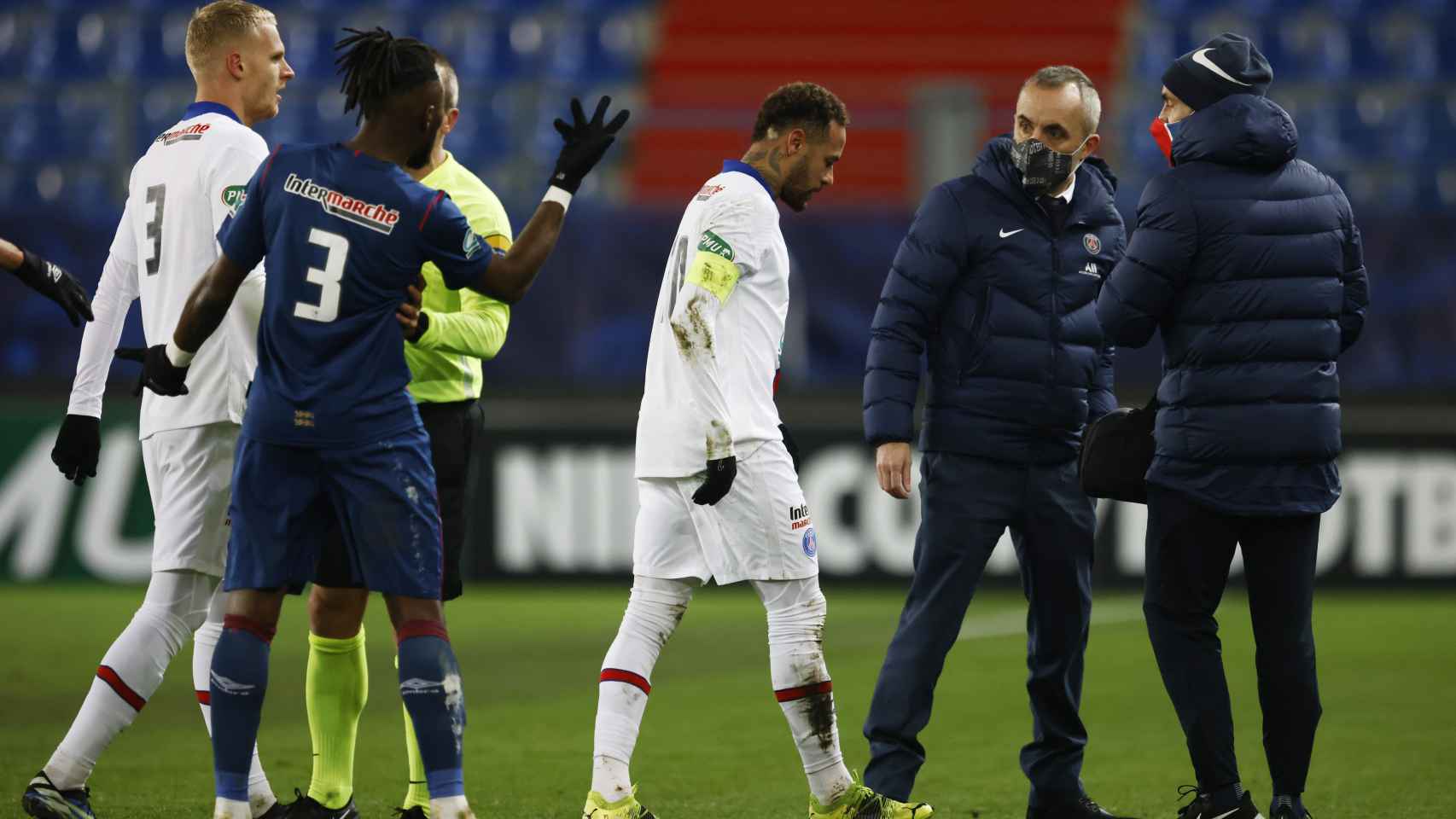 Neymar Jr. se marcha lesionado del campo en el partido frente al Caen.
