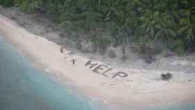 Ayuda escrito en una isla del Pacífico.  Guardia Costera de Hawái