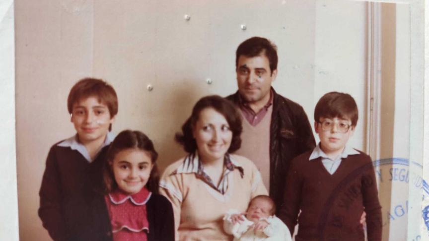 Mateo y María del Carmen junto a sus cinco hijos.