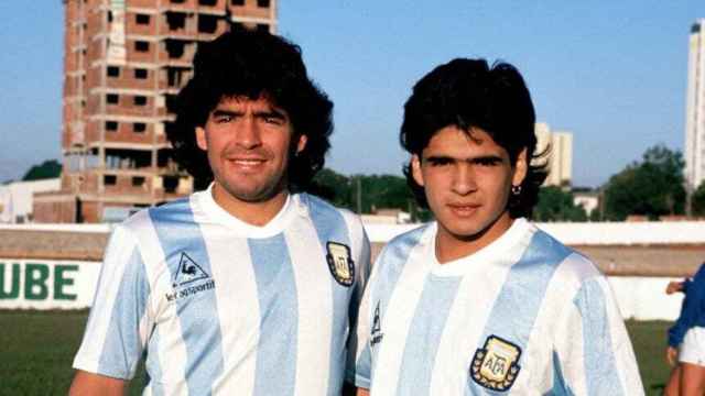 Diego Armando y Hugo Maradona, con la camiseta de Argentina