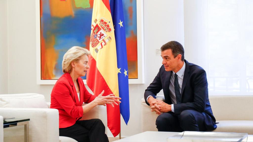 Úrsula Von der Leyen, presidenta de la Comisión Europea, y Pedro Sánchez, presidente de España.