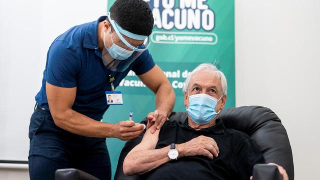 El presidente de Chile, Sebastián Piñera, mientras recibe la primera dosis de la vacuna contra la Covid-19 del laboratorio chino Sinovac.