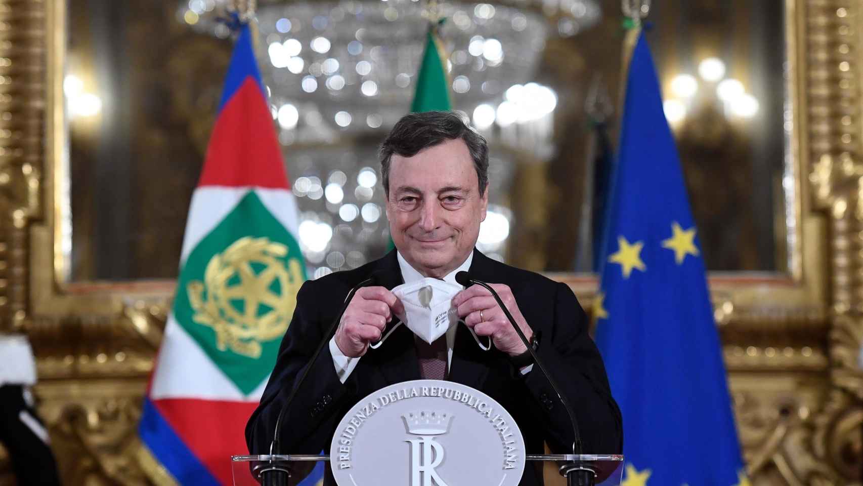 El primer ministro designado italiano, Mario Draghi, se dirige a los medios de comunicación para anunciar su lista de ministros después de una reunión con el presidente italiano Mattarella.