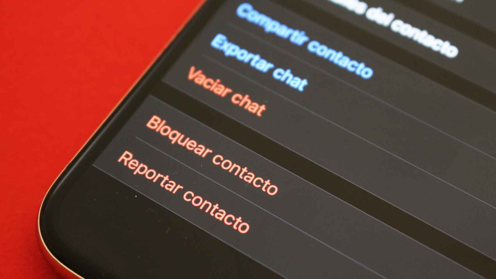 WhatsApp permite bloquear y reportar contactos.