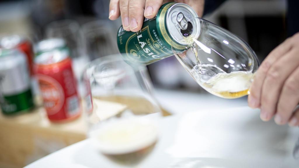 Carlos Gómez sirve dos copas de cada cerveza: una con espuma para la fase visual y otra sin espuma para percibir mejor sus olores.