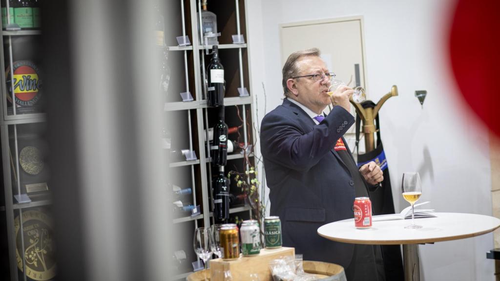 Tras observar y oler cada cerveza, el analista Carlos la prueba para valorar lo que percibe en boca.