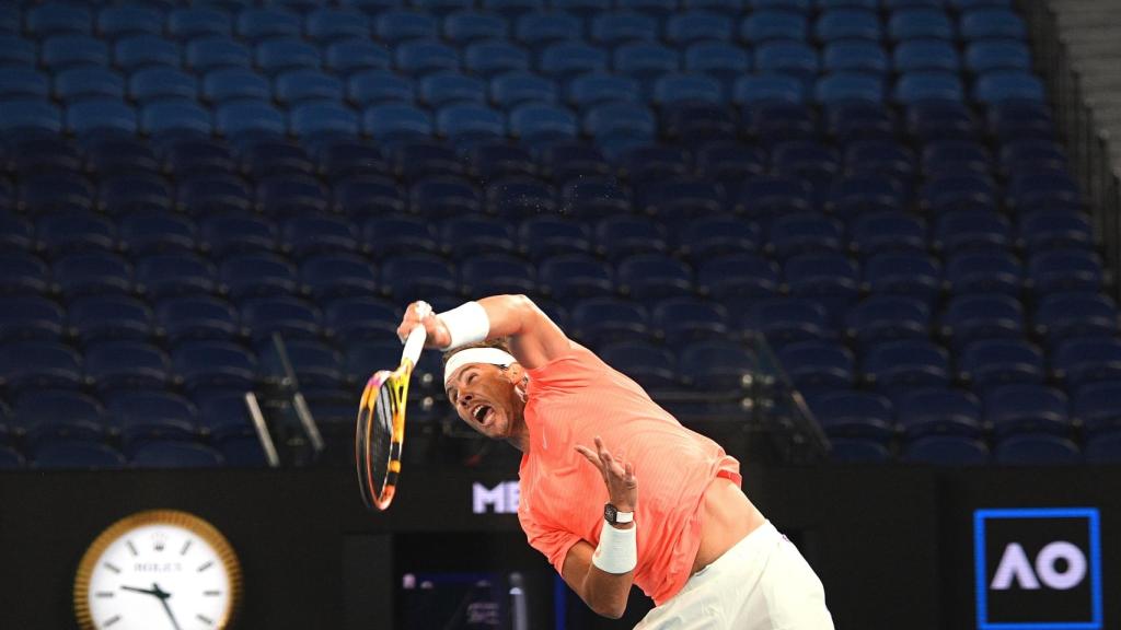 Nadal, al saque durante el partido contra Norrie.