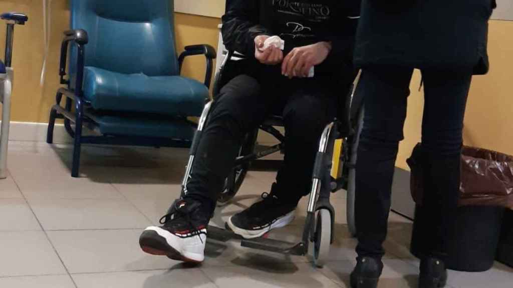 Carlos, aturdido en una silla de ruedas en el Hospital San Agustín de Linares.