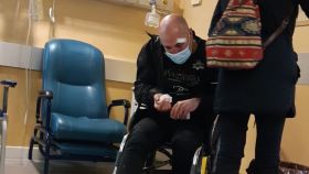 Carlos, aturdido en una silla de ruedas en el Hospital San Agustín de Linares.