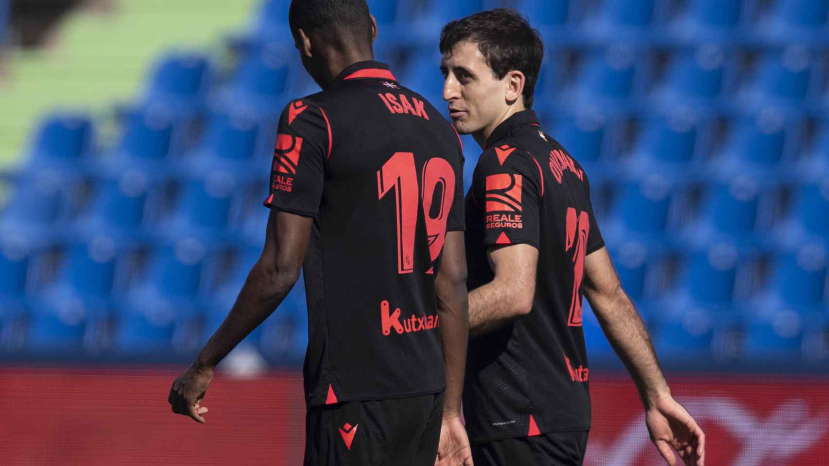 Aleksander Isak celebra un gol con Mikel Oyarzabal