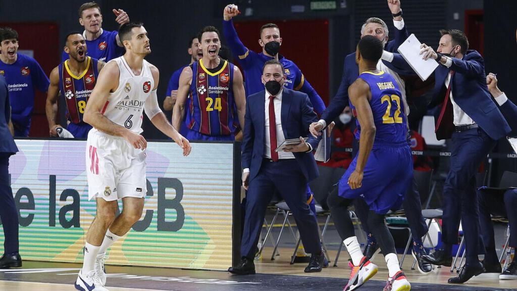 El banquillo del Barça celebra una de las canastas