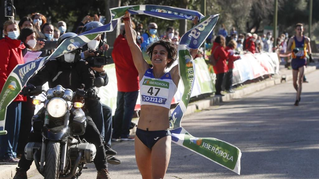 La marchadora María Pérez celebra su victoria en Sevilla