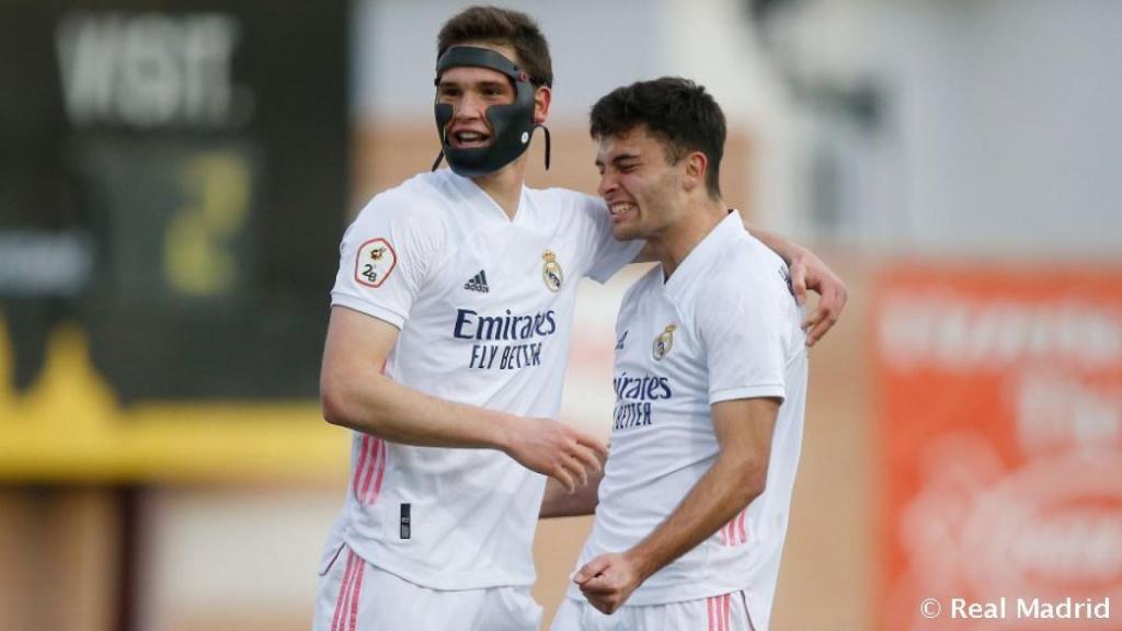 Latasa y Hugo Duro celebran un gol del Real Madrid Castilla