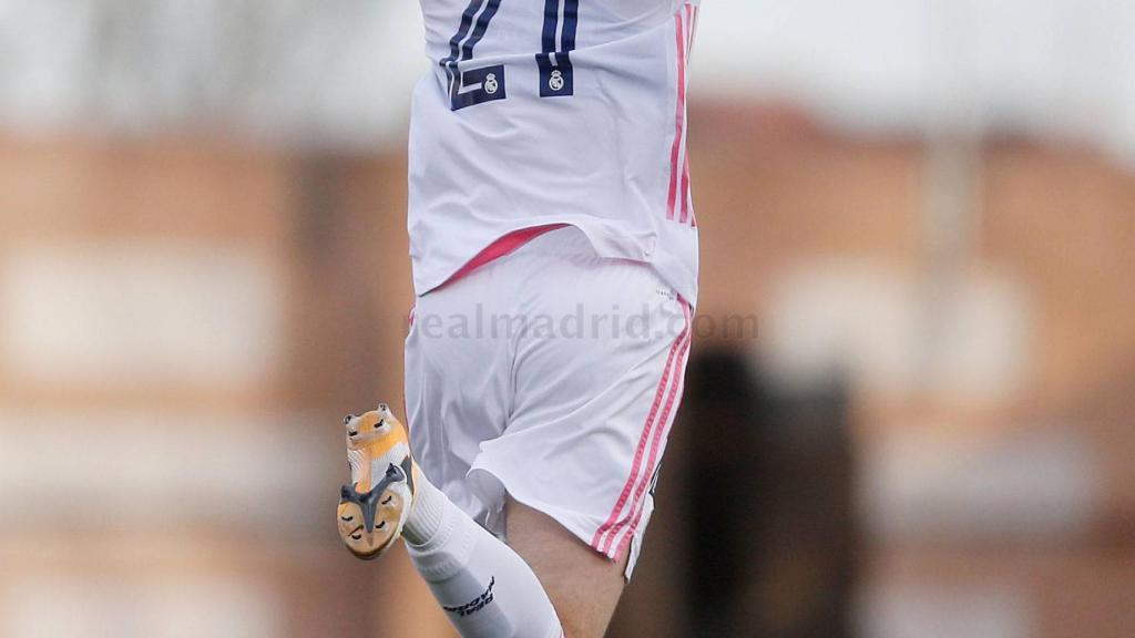 Latasa celebra su gol con el Real Madrid Castilla al Navalcarnero