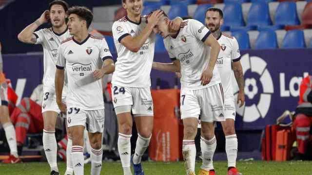 Los jugadores de Osasuna celebran el gol de Budimir al Levante