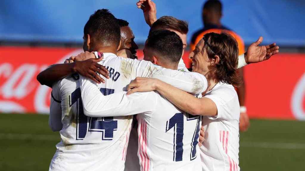 Piña de los jugadores del Real Madrid para celebrar el gol de Toni Kroos