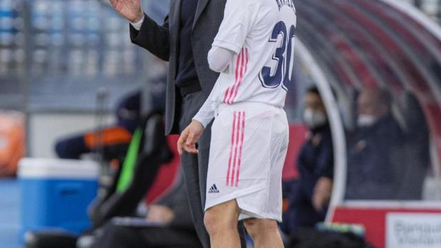 Zinedine Zidane y Sergio Arribas, antes del cambio