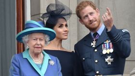 Isabel II, Meghan Markle y el príncipe Harry de Inglaterra.