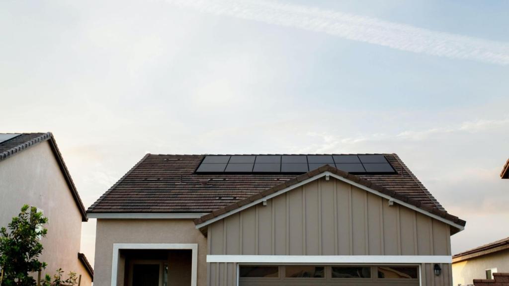 Placas solares sobre un tejado