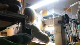 Una de las aparadoras de calzado de Elche en su taller.