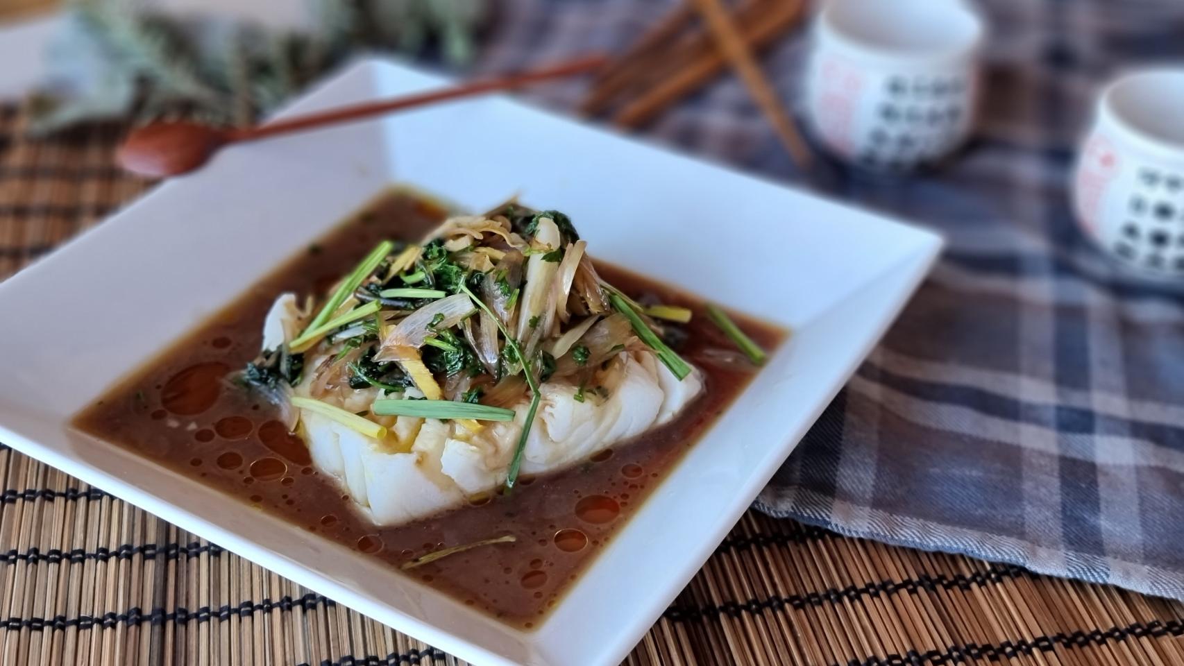 Bacalao al vapor con salsa de soja y jengibre, una receta china baja en