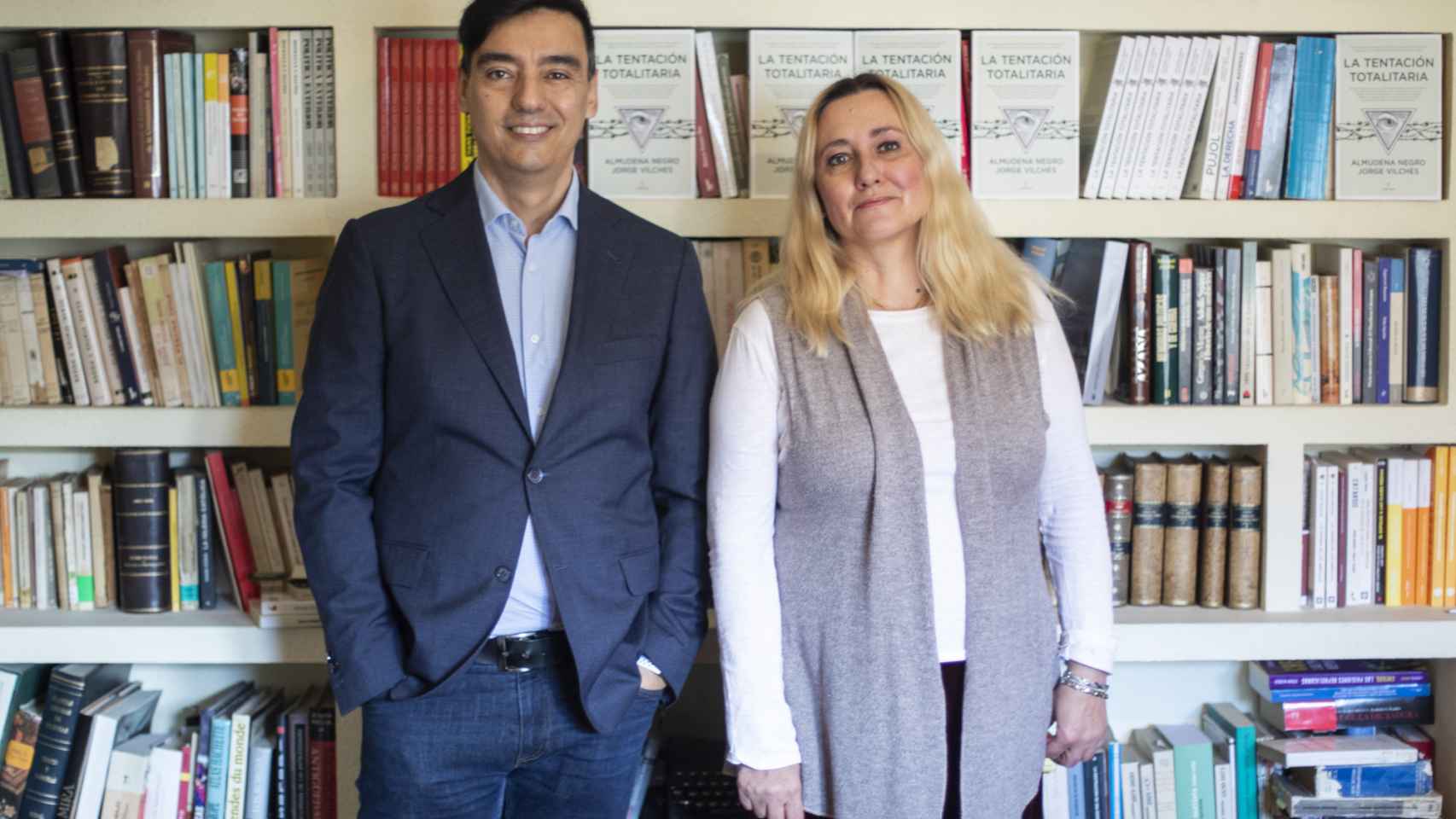 Jorge Vilches y Almudena Negro, autores de 'La tentación totalitaria', posan para EL ESPAÑOL en la biblioteca de su casa.
