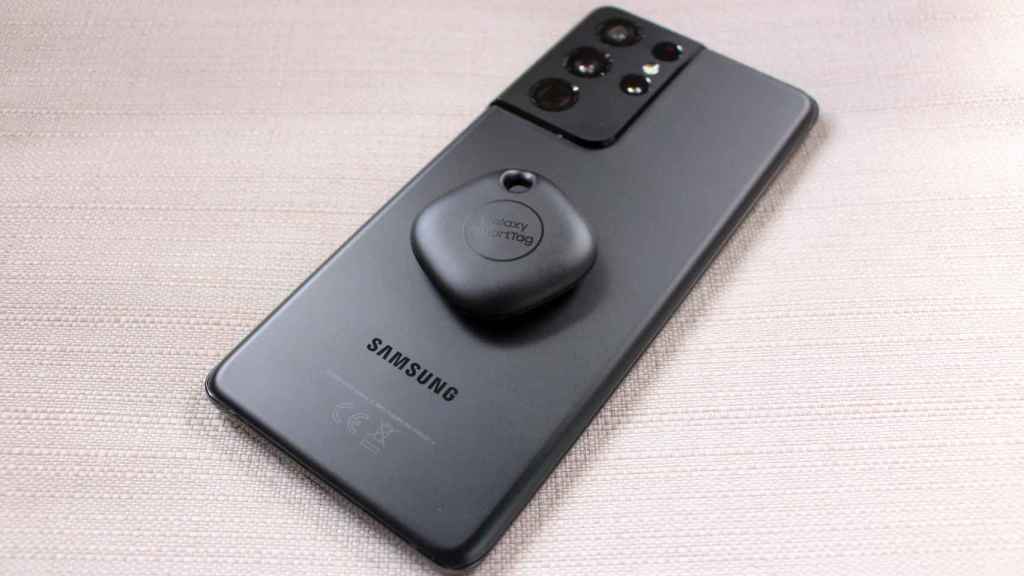 Samsung Galaxy SmartTag junto con el Galaxy S21 Ultra.