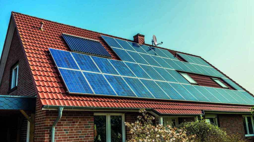Una casa con paneles solares.