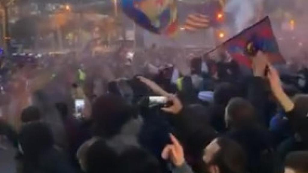 Los aficionados de Barça se agolpan a la entrada del Camp Nou