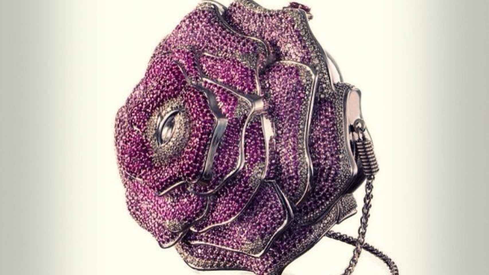 Lo que nunca podrás comprarte: así es el bolso de zafiros rosados