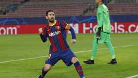 Leo Messi celebra con rabia su gol de penalti al PSG