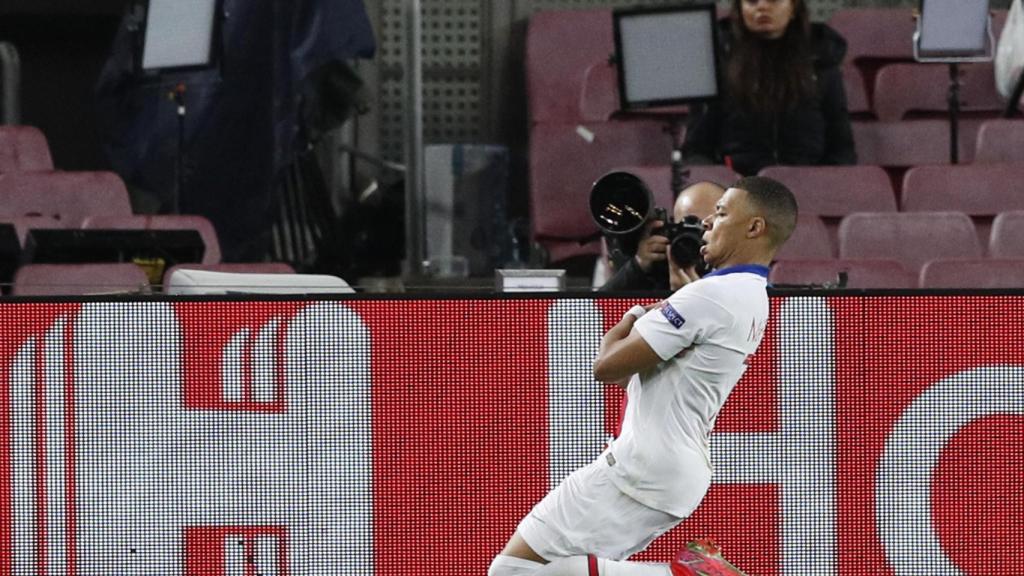Celebración de Kylian Mbappé en el Camp Nou
