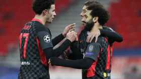 Salah celebra un gol con sus compañeros del Liverpool