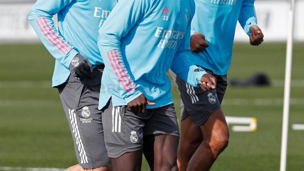 Karim Benzema, Ferland Mendy y Raphael Varane, durante un entrenamiento del Real Madrid