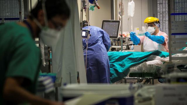 Varios sanitarios trabajan este martes en la Unidad de Cuidados Intensivos de Coronavirus del Hospital de Galdácano (Vizcaya).