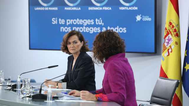 Carmen Calvo y María Jesús Montero, en la sala de prensa de Moncloa.
