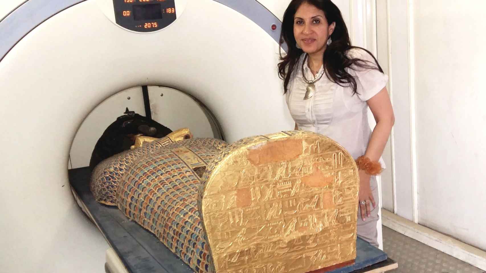 La profesora Sahar Saleem junto a la momia en el escáner.