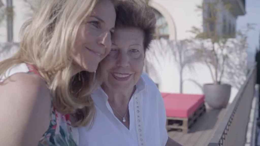 Arantxa abrazada a su madre durante el documental.
