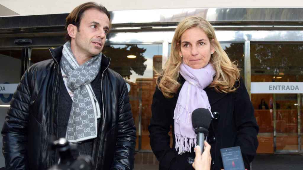 Arantxa junto a Josep Santacana a las puertas del velatorio por el padre de la tenista.