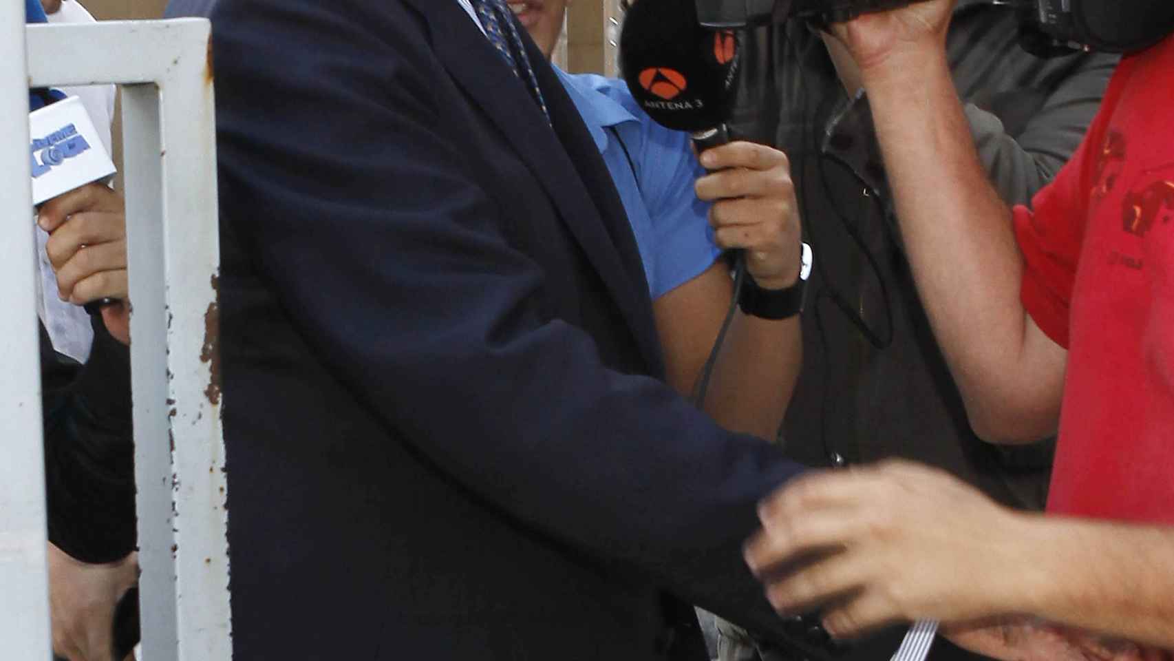 Enrique Moreno rodeado por la prensa en una imagen de 2011.